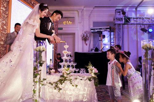 婚礼上新娘死在战神爸爸怀里,新娘的婚礼悲剧